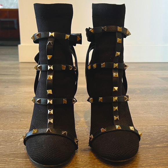 VALENTINO GARAVANI Rockstud Bodytech Caged Bootie